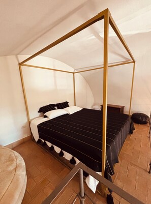 1 quarto, ferros/tábuas de passar roupa, roupa de cama