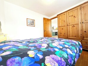 2 chambres, fer et planche à repasser, accès Internet