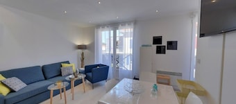 New duplex apartment, sea view with balcony in the center of town, private parking.
