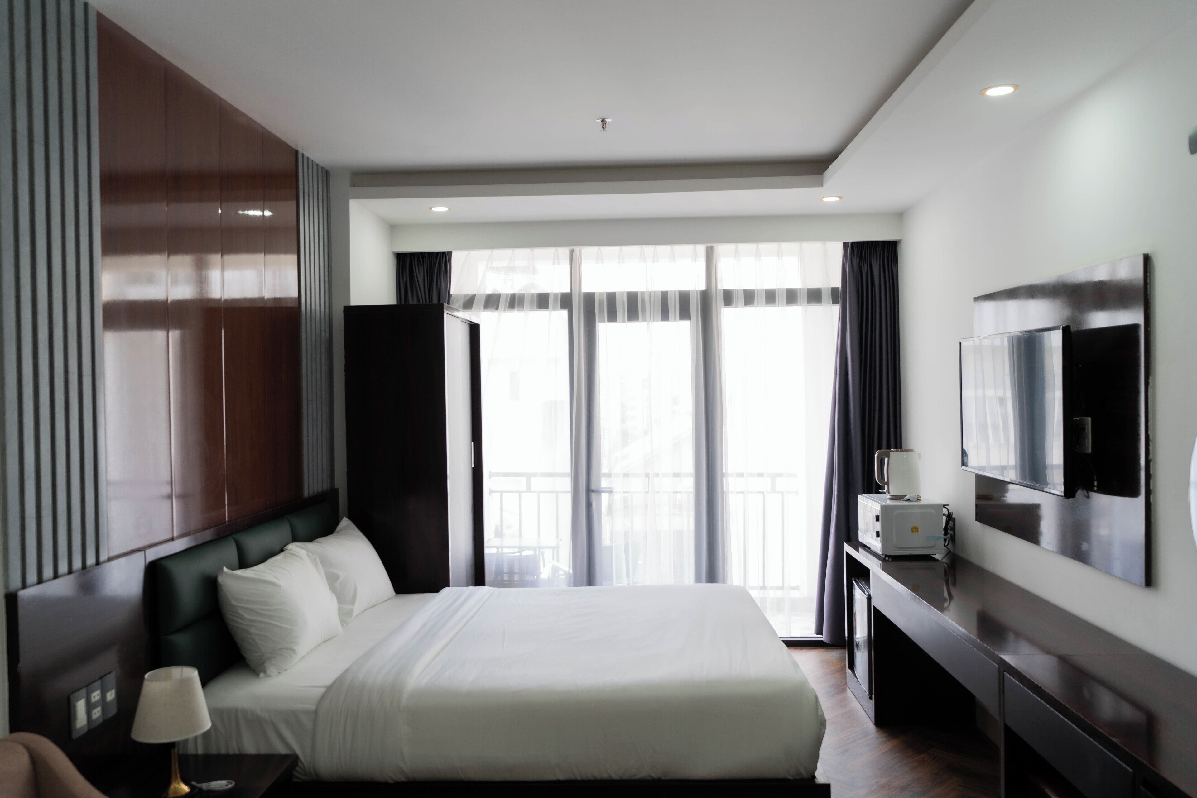 Deluxe Suite, City View | Desk, laptop workspace, blackout curtains, soundproofing