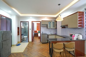 Standard Apartment | Makan dalam bilik