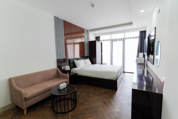 Suite Deluxe, vue ville | Bureau, espace de travail pour ordinateur portable, rideaux occultants