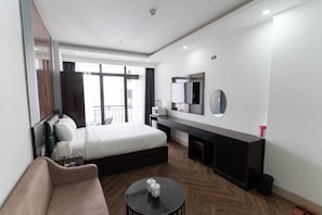 Deluxe Suite, City View | Meja, ruang kerja komputer riba, langsir/tirai gelap terus, kalis bunyi