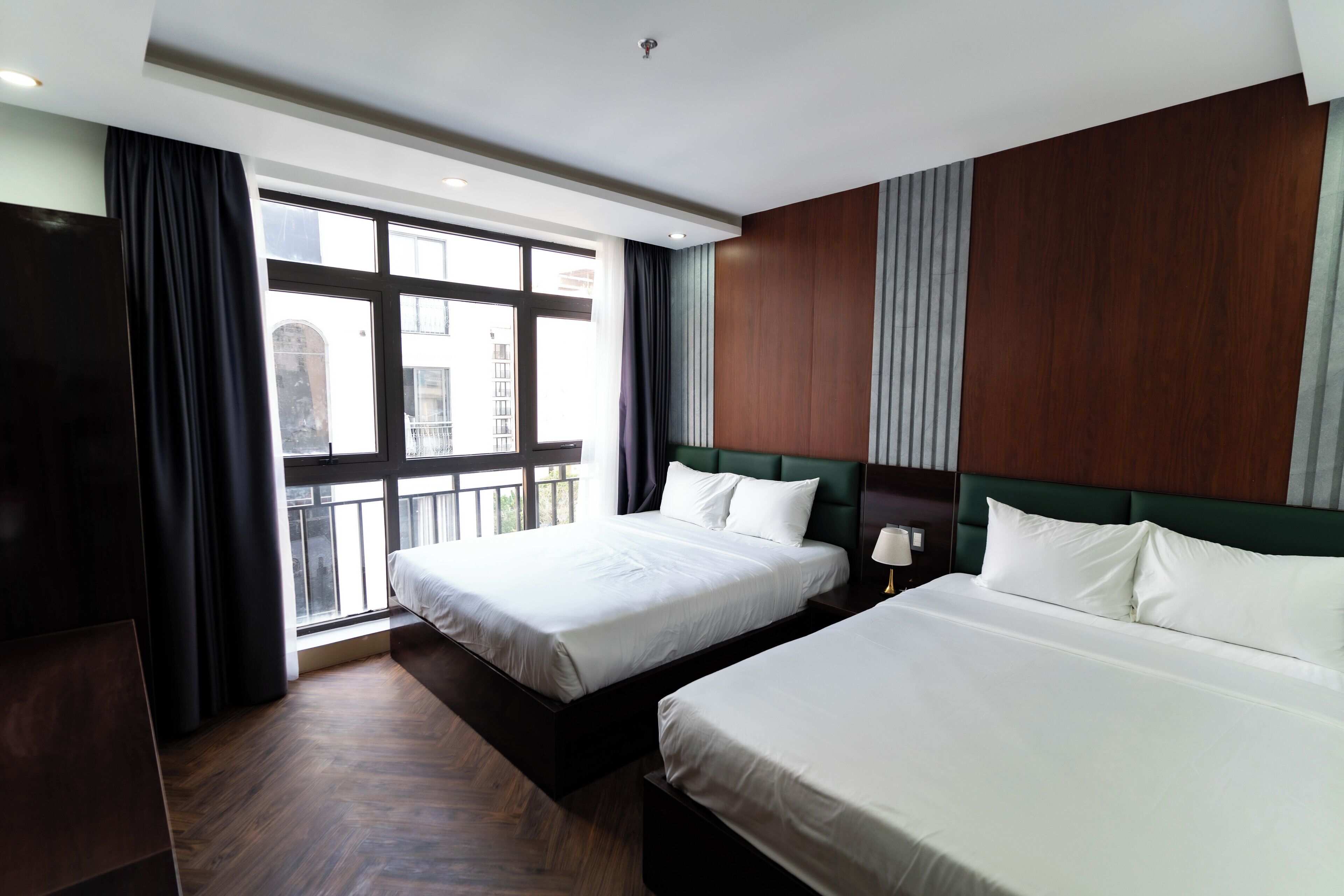 Habitación triple Deluxe, vistas a la ciudad | Escritorio, espacio para trabajar con un portátil, cortinas opacas