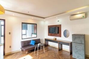 Bureau, espace de travail pour ordinateur portable, rideaux occultants