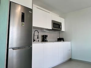 Kühlschrank, Mikrowelle, Herdplatte, Wasserkocher mit Kaffee-/Teezubehör