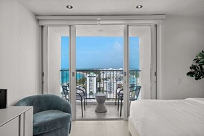 Een strijkplank/strijkijzer, reisbedje, wifi, beddengoed