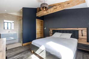3 chambres, bureau, fer et planche à repasser, draps fournis