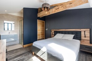 3 habitaciones, tabla de planchar con plancha y ropa de cama