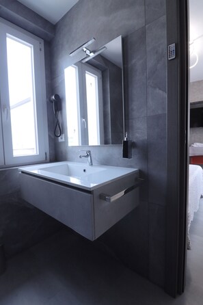 Standard Double Room | Bathroom | Shower, free toiletries, hair dryer, towels