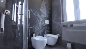 Dusche, kostenlose Toilettenartikel, Haartrockner, Handtücher