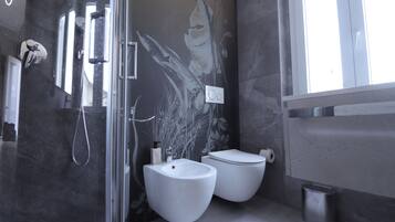 Phòng đơn, không hút thuốc | Phòng tắm | Buồng tắm vòi sen, đồ dùng nhà tắm miễn phí, máy sấy tóc, khăn tắm