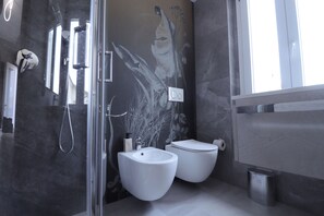 Habitación individual, para no fumadores | Baño | Regadera, amenidades de baño gratuitas, secadora de cabello, toallas