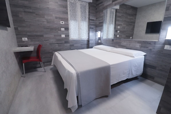 标准双人房 | 办公桌、笔记本电脑工作区、免费 WiFi