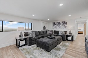 Smart TV, books - NEW! All-New Luxe Stay Views, Sauna & Hot Tub (Salt Lake City)