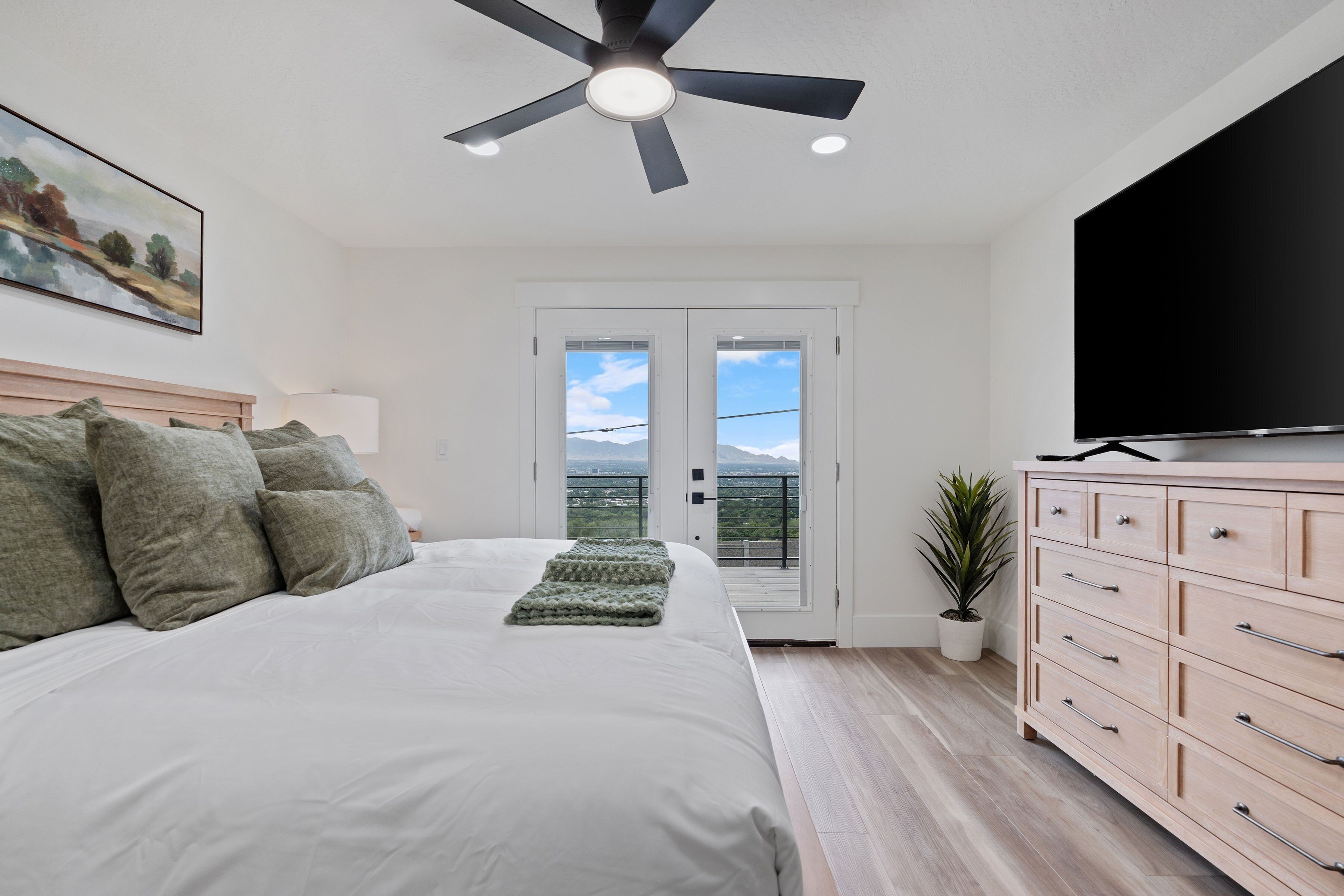 7 bedrooms, travel crib, WiFi, bed sheets