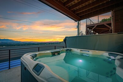 NEW! All-New Luxe Stay Views, Sauna & Hot Tub