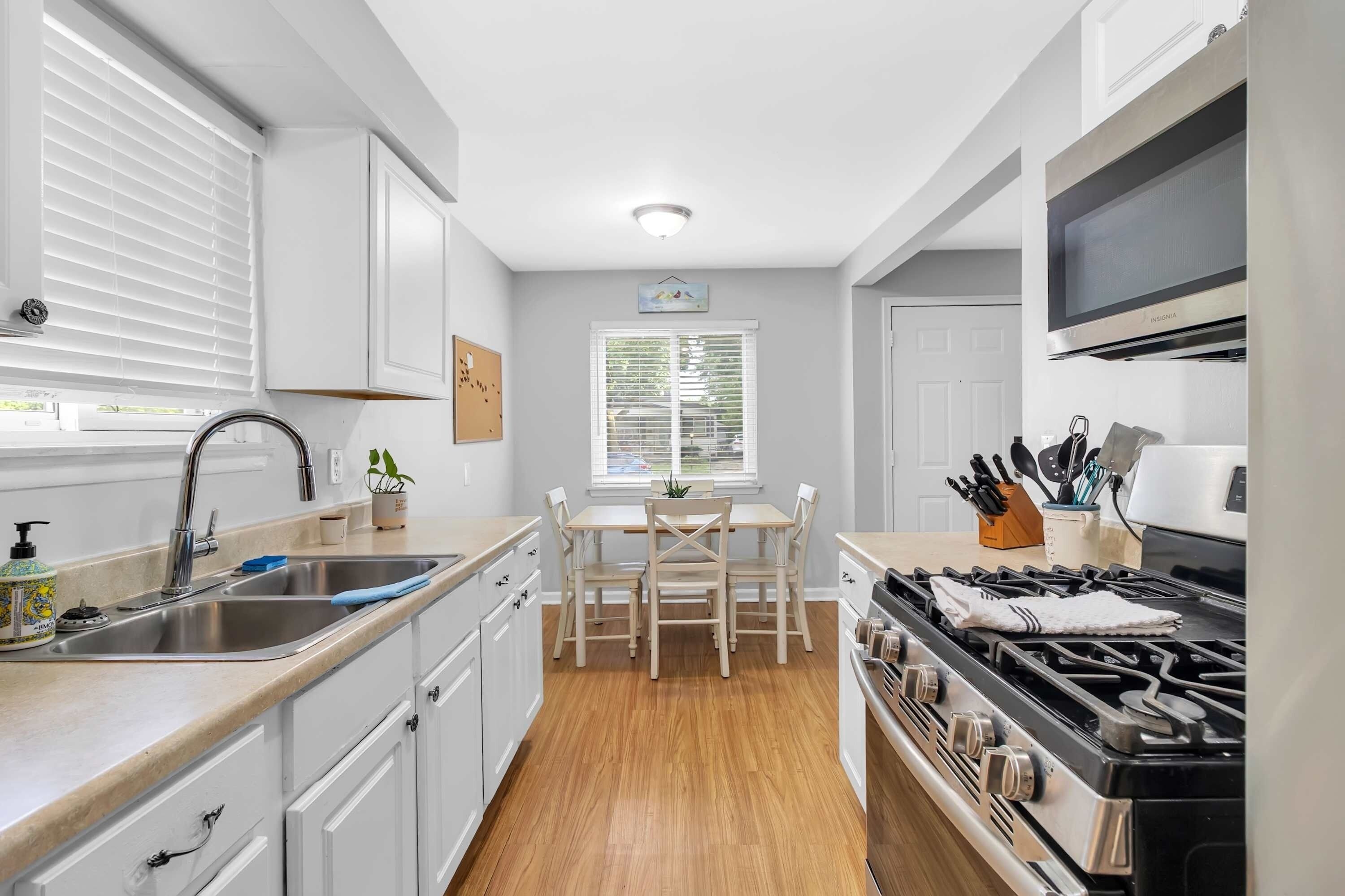 Réfrigérateur, micro-ondes, four, cafetière/bouilloire