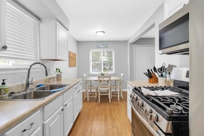 Kühlschrank, Mikrowelle, Ofen, Wasserkocher mit Kaffee-/Teezubehör