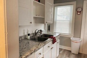 ثلاجة، ميكروويف، فرن، ماكينة لصنع القهوة/الشاي