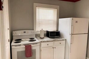 ثلاجة، ميكروويف، فرن، ماكينة لصنع القهوة/الشاي