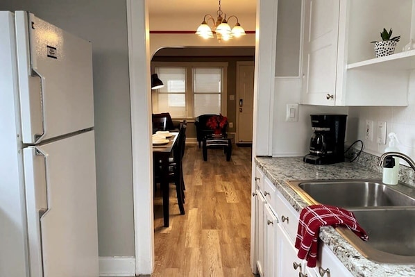 Kühlschrank, Mikrowelle, Ofen, Wasserkocher mit Kaffee-/Teezubehör