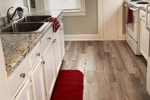 Kühlschrank, Mikrowelle, Ofen, Wasserkocher mit Kaffee-/Teezubehör