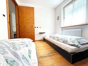 2 chambres, fer et planche à repasser, accès Internet