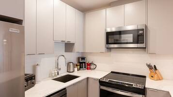 Fridge, microwave, stovetop, dishwasher