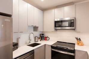 Fridge, microwave, stovetop, dishwasher - Huckin' Harry's Summa (Revelstoke)