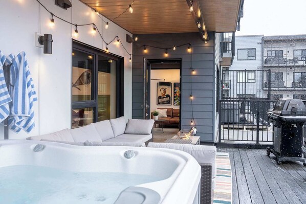 Terrace/patio - Huckin' Harry's Summa (Revelstoke)