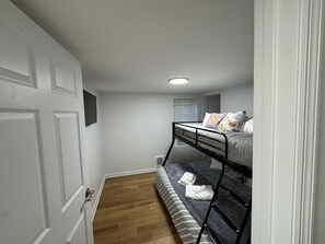 3 soverom, strykejern/-brett, wi-fi og sengetøy