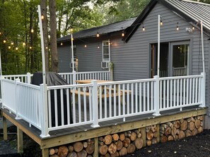 Outdoor dining - 3-bedroom Family house in wonderful Newfoundland with WiFi, AC (Newfoundland)