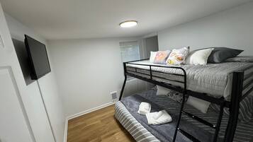 3 bedrooms, iron/ironing board, WiFi, bed sheets