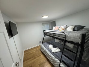 3 slaapkamers, een strijkplank/strijkijzer, wifi, beddengoed
