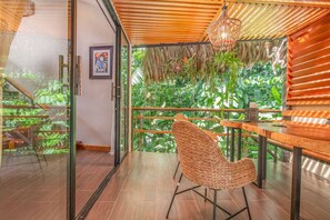 Outdoor dining - Aloki Wim 4 – Steps from the Beach (Playa Chiquita)