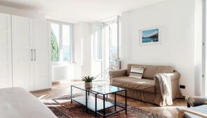 Télévision, livres, chaîne hi-fi