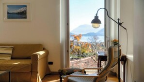 TV, livros, aparelho de som