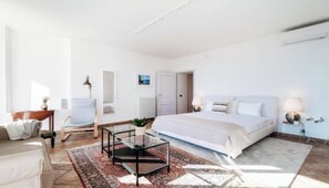 4 chambres, bureau, fer et planche à repasser, lit parapluie