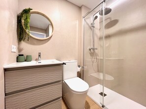 Dusche, Haartrockner, Handtücher