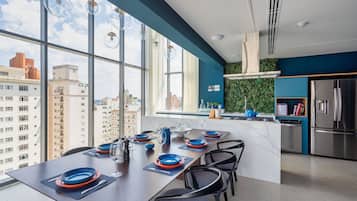 公共區域設有雪櫃、微波爐、爐具、廚房用具/餐具/器皿