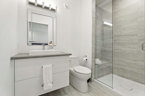 Shower, eco-friendly toiletries, hair dryer, towels - Lakeview Cottage Summ (Parry Sound District)