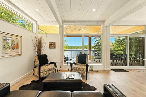 TV, offices - Lakeview Cottage Summ (Parry Sound District)