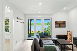 TV, offices - Lakeview Cottage Summ (Parry Sound District)