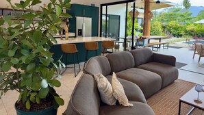 Un salon moderne avec un canapé, une table basse et une grande fenêtre.