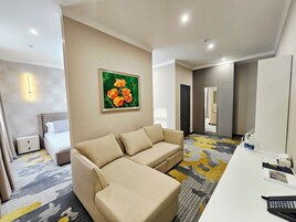 Suite de lujo, vistas a la ciudad | Zona de estar | Smart TV de 43 pulgadas con canales por satélite, una impresora