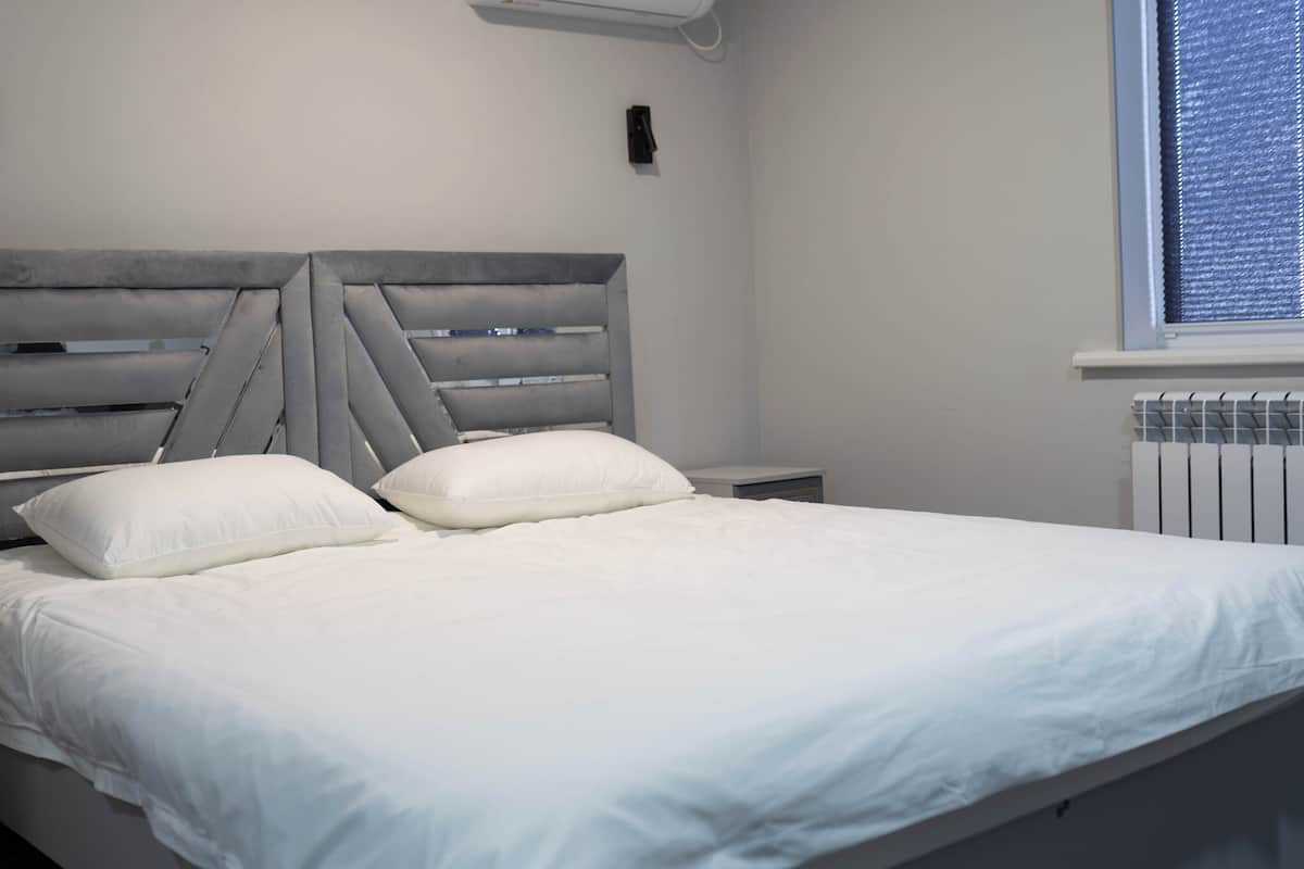 Standard-Doppelzimmer, Stadtblick | Allergikerbettwaren, Zimmersafe, Schreibtisch
