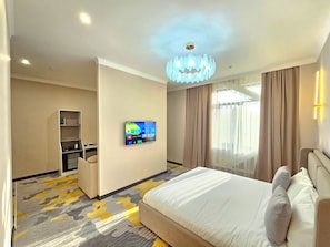 Suite Luxury, vista città | Una cassaforte in camera, una scrivania, postazione laptop