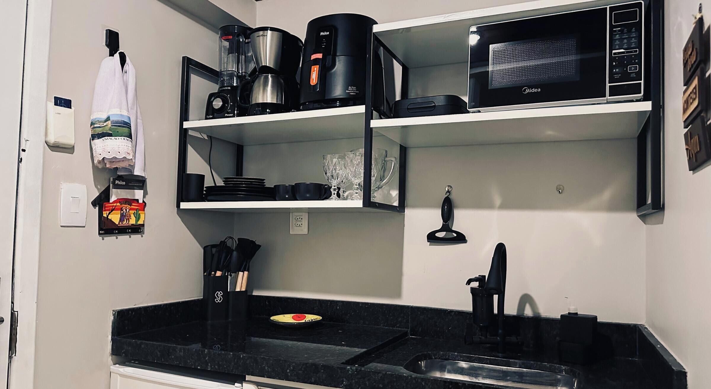 Family Apartment | Private kitchenette | Cookware/dishes/utensils