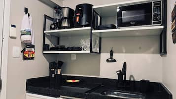 Family Apartment | Private kitchenette | Cookware/dishes/utensils